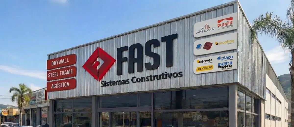 Fachada de uma loja Fast Sistemas Construtivos, com sinalização de Drywall, Steel Frame e Acústica